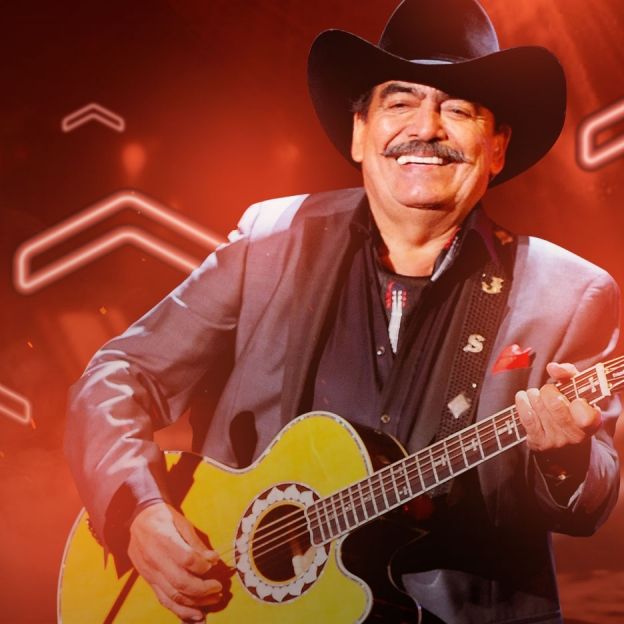 O cantor Joan Sebastian se apresenta ao vivo no centro da imagem