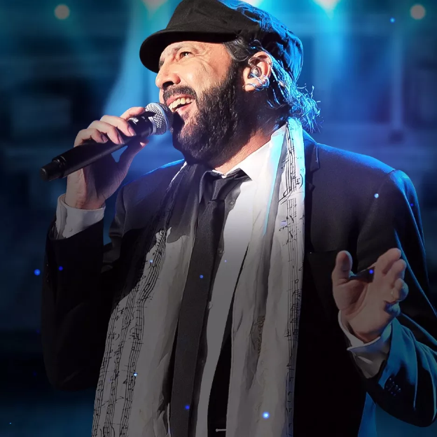 En la imagen el cantante Juan Luís Guerra se presenta en vivo.