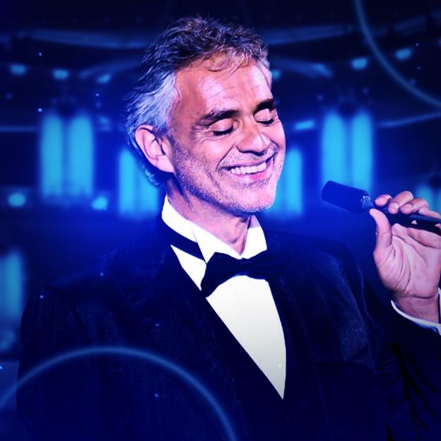 O cantor Andrea Bocelli se apresenta ao vivo no centro da imagem