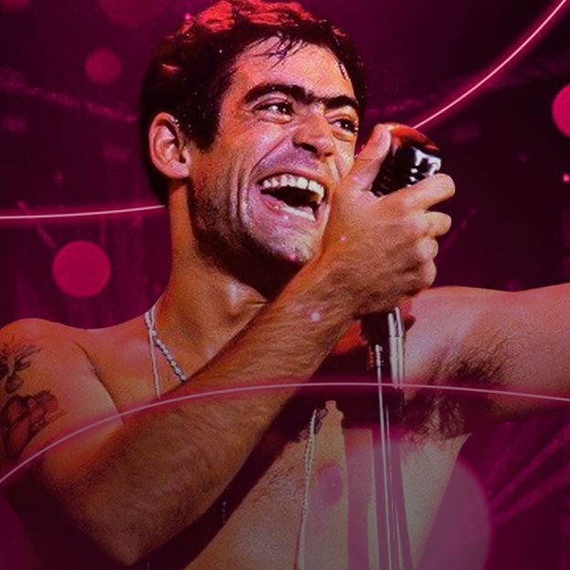 O cantro Rodrigo canta com seu microfone no centro da imagem