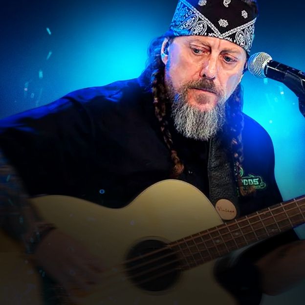 Na imagem, o baixista da banda Raimundos, Canisso.