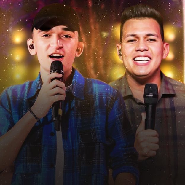 No centro da imagem João Gomes e Vitor Fernandes cantam