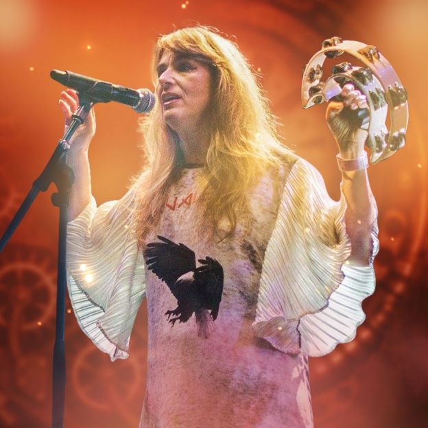 Vocalista e percussionista da banda Os Mutantes se apresenta no centro da imagem