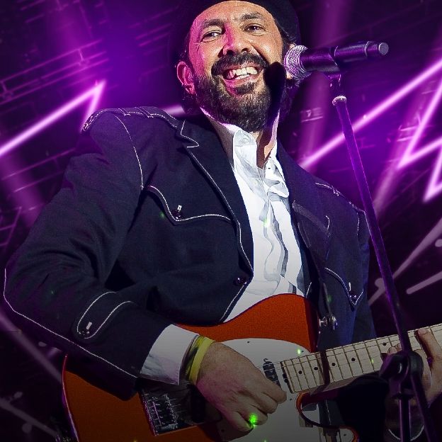 En la imagen el cantante Juan Luis Guerra se presenta en vivo