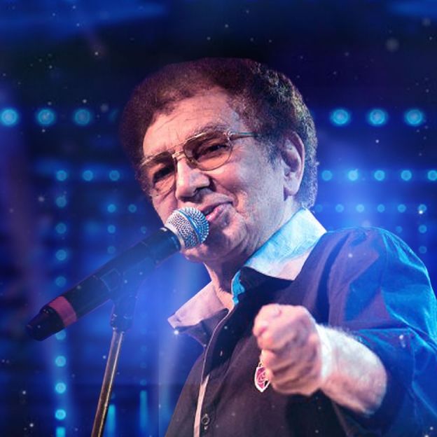 En la imagen el cantante Reginaldo Rossi se presenta en vivo