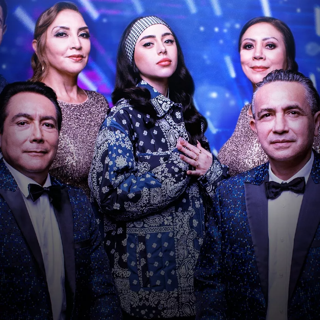 Na imagem Los Ángeles Azules e Nicki Nicole posam para a foto.