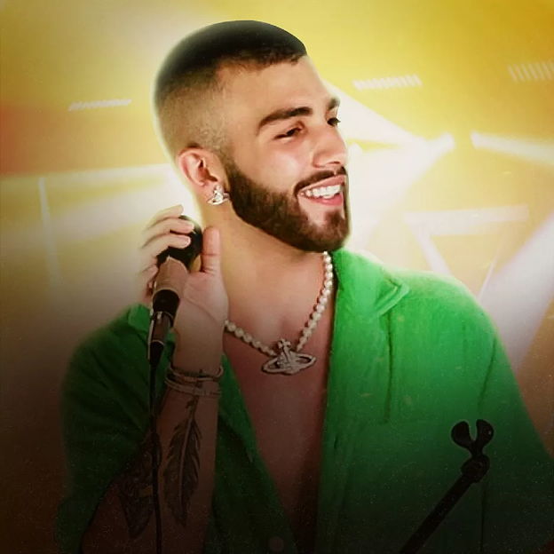 Na imagem aparece o cantor Maluma, segurando o microfone.