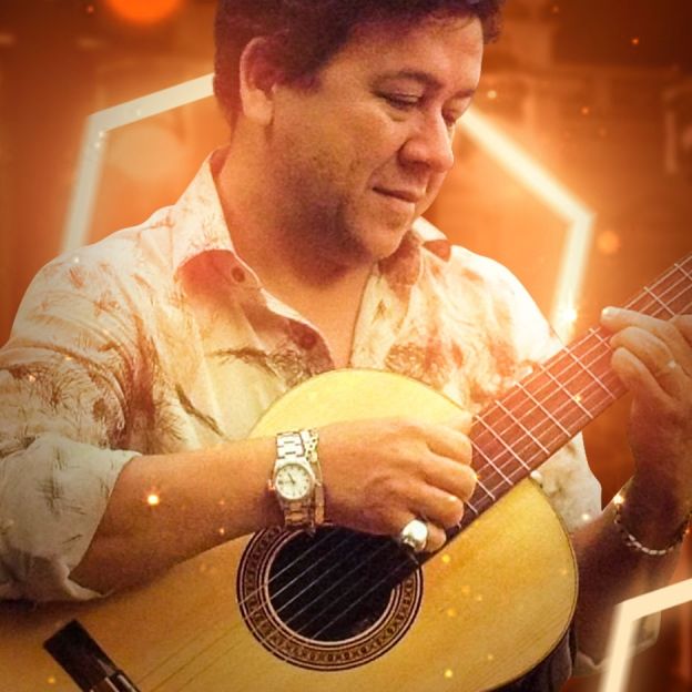 Altemar Dutra posa tocando violão ao centro da imagem