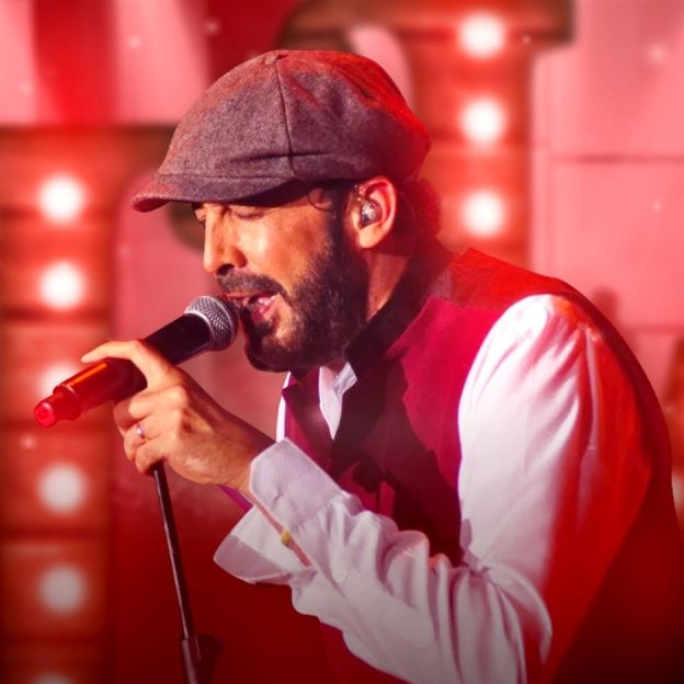 En la imagen el cantante Juan Luis Guerra se presenta en vivo