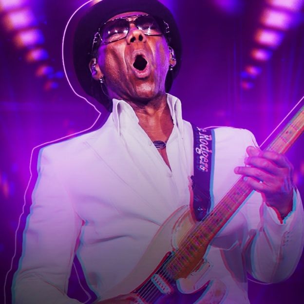 Guitarrista da banda Chic toca sua guitarra no centro da imagem