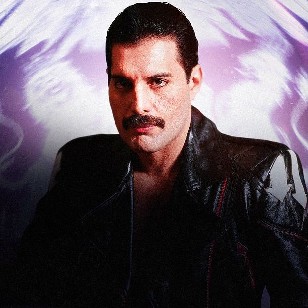 O cantor de rock Freddie Mercury veste uma jaqueta de couro preta.