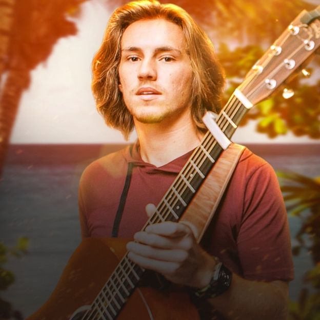 No centro da imagem Vitor Kley segura violão
