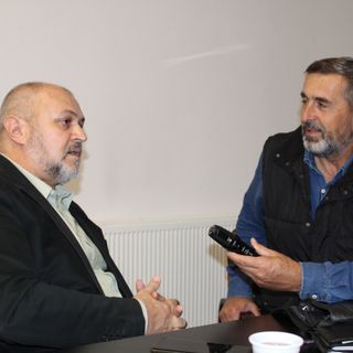 Autor poetske zbirke "Svjedoci" Omer Mičijević nakon promocije u Olovu