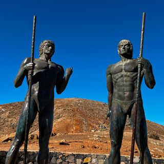 Królowie Wysp Kanaryjskich. Rozdział VI - "Równi i równiejsi"