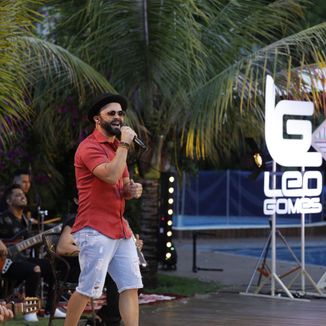 Foto da capa: Léo Gomes ao vivo em Goiânia