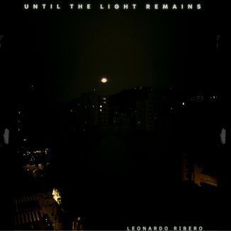 Foto da capa: Until The Light Remains