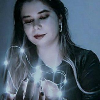 Foto da capa: Andressa Marks - Sorrir Com A Cabeça Erguida