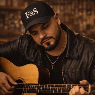 Foto da capa: Frota Sertanejo é Adriano Batista Frota, conhecido artisticamente pelo mesmo nome. É um prodígio da composição que iniciou sua escrita aos 12 anos. Com mais de duas décadas de experiência nos bastidores, revelou-se ao mundo como intérprete aos 36 anos, un