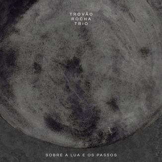 Foto da capa: SOBRE A LUA E OS PASSOS