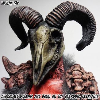 Foto da capa: Chocolate demons are born on top of riding elephants