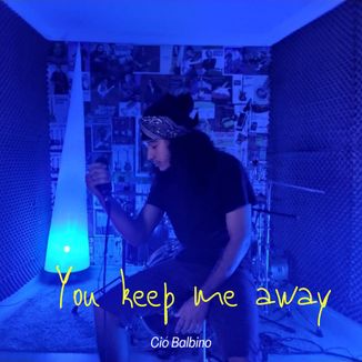 Foto da capa: You Keep me Away