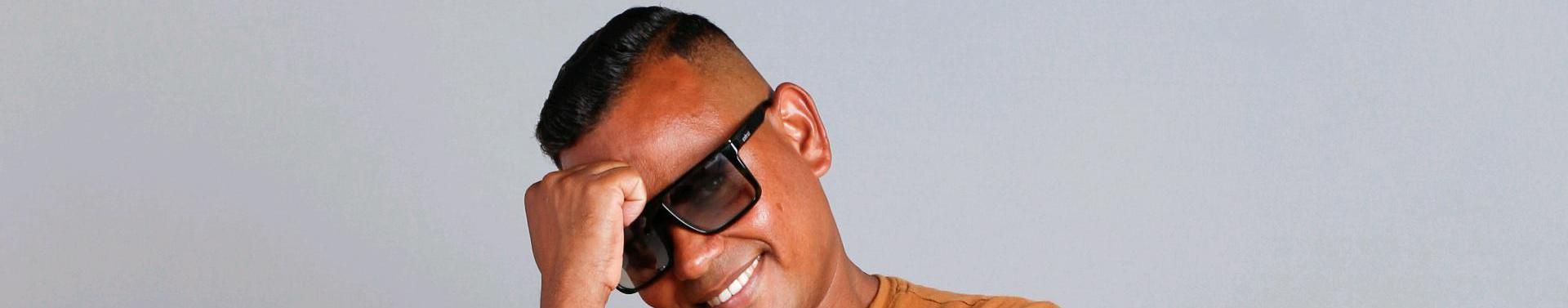 Imagem de capa de Danilo Senna - O Gari Apaixonado